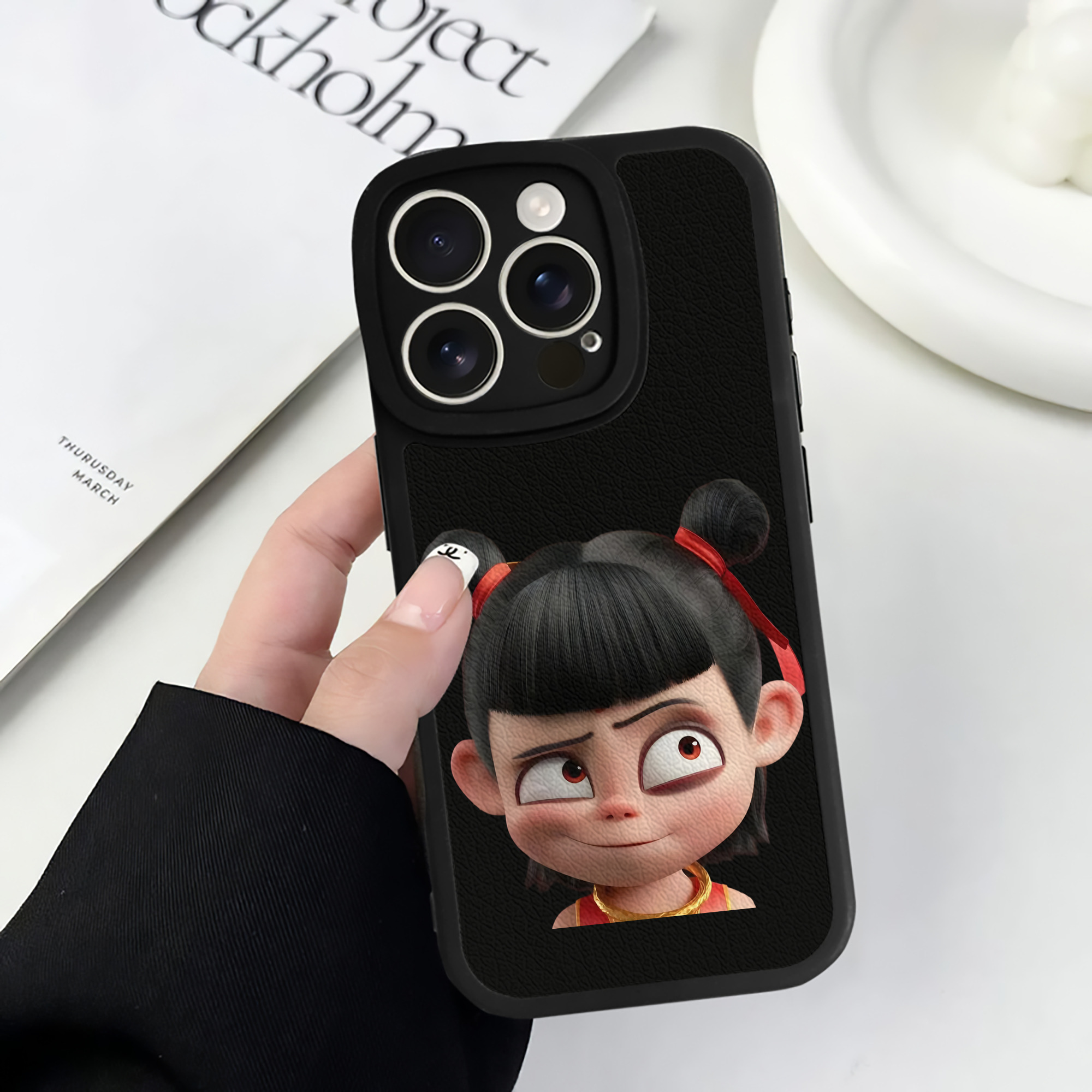 （画像用） Ne Zha 2 ナタ 魔童の大暴れ 【iPhone 16シリーズ対応】シリコンスマホケース（レザー調） 材質：シリコン